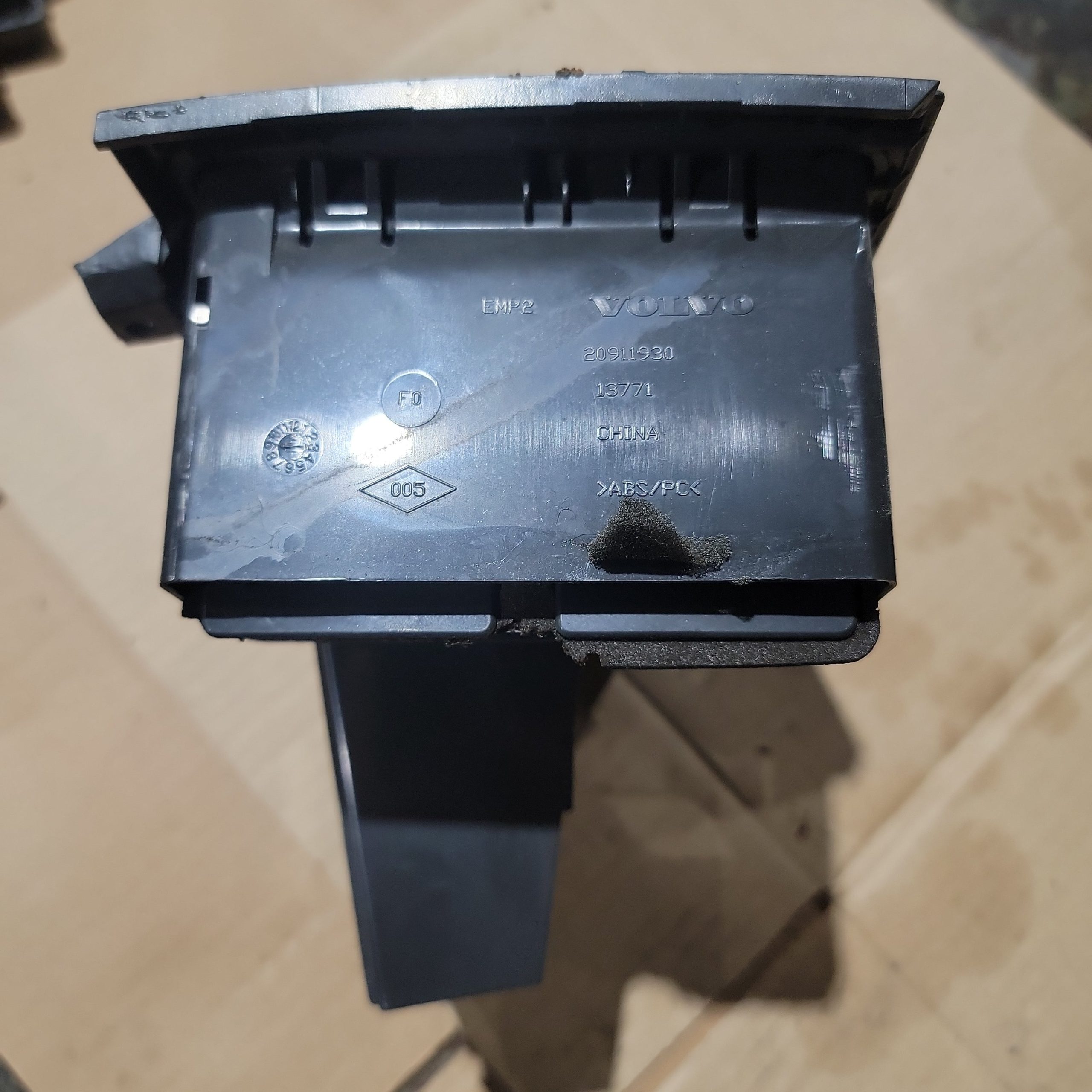 Volvo 20911930 Dash Air Vent for Volvo VNL | Used