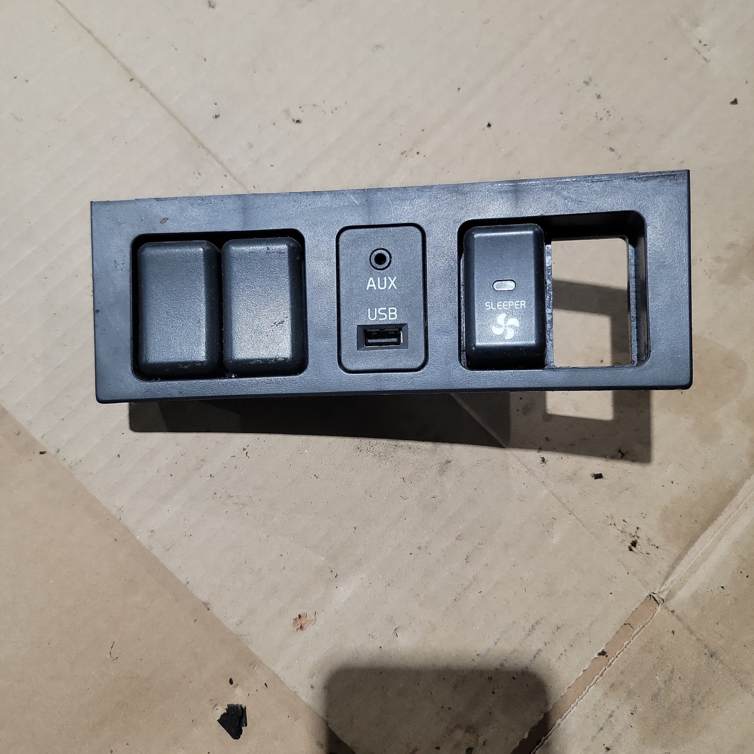 Volvo 3175616 Dash Switch Panel for Volvo VNL | Used